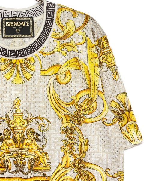 FENDI（フェンディ）FENDI (フェンディ) VERSACE (ヴェルサーチ) 総柄カットソー ホワイト×ゴールド サイズ:Sの古着・服飾アイテム