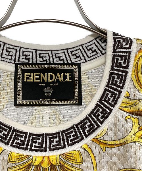 FENDI（フェンディ）FENDI (フェンディ) VERSACE (ヴェルサーチ) 総柄カットソー ホワイト×ゴールド サイズ:Sの古着・服飾アイテム