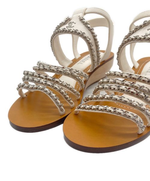 CHANEL（シャネル）CHANEL (シャネル) Chanel Flat Sandals チェーン ストラップ ウェッジソールサンダル ホワイト×タン サイズ:39の古着・服飾アイテム