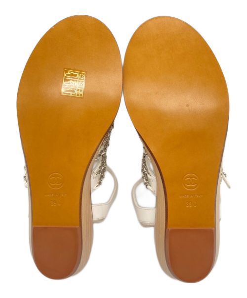 CHANEL（シャネル）CHANEL (シャネル) Chanel Flat Sandals チェーン ストラップ ウェッジソールサンダル ホワイト×タン サイズ:39の古着・服飾アイテム