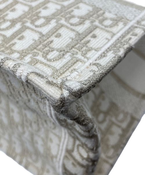 Christian Dior（クリスチャン ディオール）Christian Dior (クリスチャン ディオール) ブックトート オブリーク柄 ミディアム ホワイト×ゴールド サイズ:ミディアム/mediumの古着・服飾アイテム