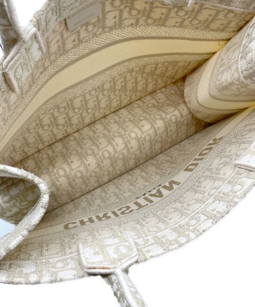 Christian Dior（クリスチャン ディオール）Christian Dior (クリスチャン ディオール) ブックトート オブリーク柄 ミディアム ホワイト×ゴールド サイズ:ミディアム/mediumの古着・服飾アイテム