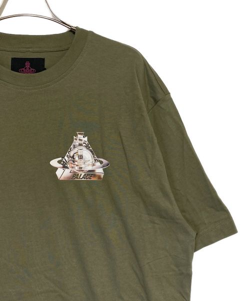 PALACE（パレス）PALACE (パレス) Vivienne Westwood (ヴィヴィアンウエストウッド) オーブTシャツ カーキ サイズ:Lの古着・服飾アイテム