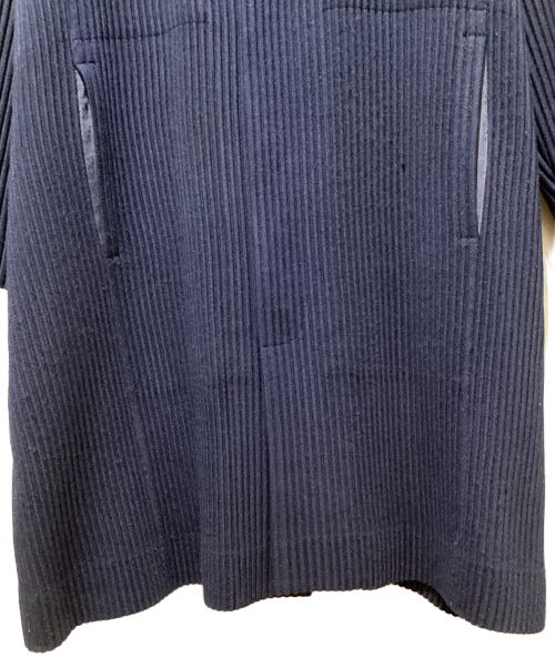 HOMME PLISSE ISSEY MIYAKE（オム プリッセ イッセイ ミヤケ）HOMME PLISSE ISSEY MIYAKE (オムプリッセ イッセイ ミヤケ) Pleats Stencil Collar Coat（プリーツステンカラーコート） ネイビー サイズ:3の古着・服飾アイテム