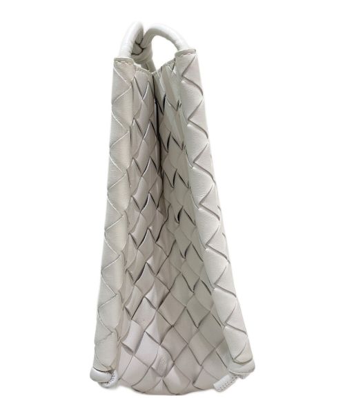 BOTTEGA VENETA（ボッテガベネタ）BOTTEGA VENETA (ボッテガベネタ) ショルダーバッグ ホワイトの古着・服飾アイテム