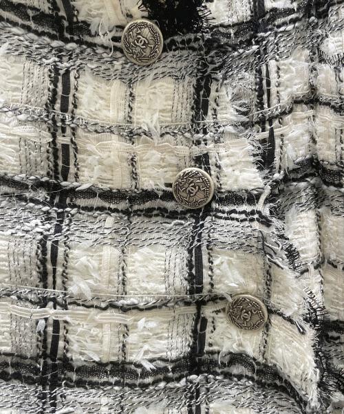 CHANEL（シャネル）CHANEL (シャネル) ココボタン ラメ糸 ツイード コート ホワイト×ブラック サイズ:38の古着・服飾アイテム
