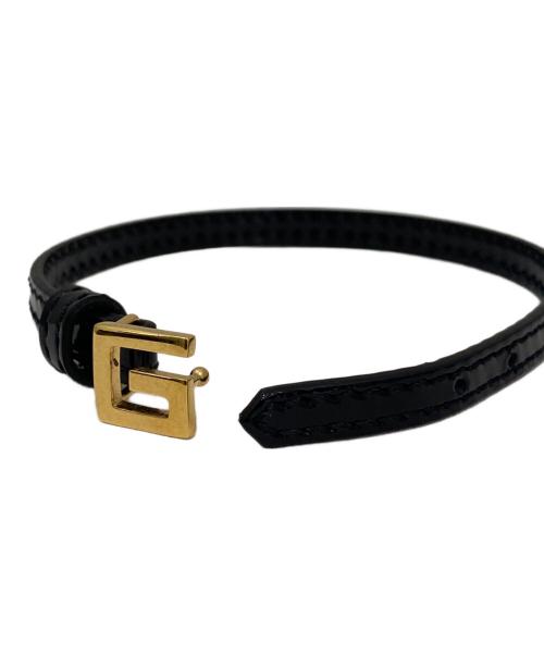 GUCCI（グッチ）GUCCI (グッチ) Gプレートブレスレット ブラック×ゴールドの古着・服飾アイテム