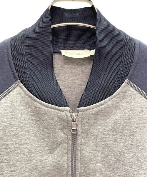 MONCLER（モンクレール）MONCLER (モンクレール) ロゴワッペン付 ジップアップジャケット ライトグレー×ネイビー サイズ:Lの古着・服飾アイテム