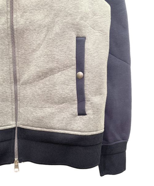 MONCLER（モンクレール）MONCLER (モンクレール) ロゴワッペン付 ジップアップジャケット ライトグレー×ネイビー サイズ:Lの古着・服飾アイテム