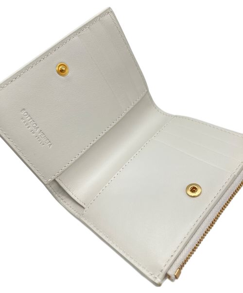 BOTTEGA VENETA（ボッテガベネタ）BOTTEGA VENETA (ボッテガベネタ) イントレチャート2つ折り財布 ホワイトの古着・服飾アイテム