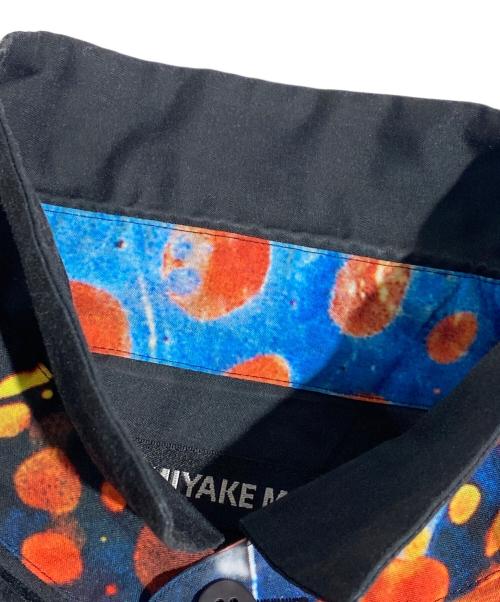 ISSEY MIYAKE MEN（イッセイミヤケメン）ISSEY MIYAKE MEN (イッセイミヤケメン) プリーツ加工プリントシャツ マルチカラー サイズ:2の古着・服飾アイテム