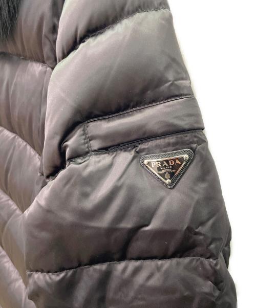 PRADA（プラダ）PRADA (プラダ) ロゴプレート付ファーダウンジャケット ブラック サイズ:42の古着・服飾アイテム