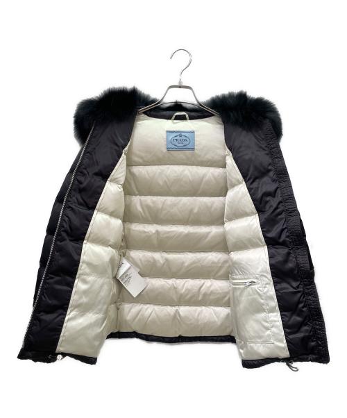 PRADA（プラダ）PRADA (プラダ) ロゴプレート付ファーダウンジャケット ブラック サイズ:42の古着・服飾アイテム