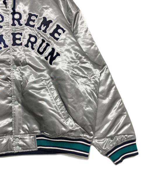 SUPREME（シュプリーム）SUPREME (シュプリーム) HOMERUN (ホームラン) Satin Hooded Varsity Jacket シルバー サイズ:XLの古着・服飾アイテム