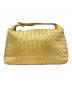 BOTTEGA VENETA（ボッテガベネタ）の古着「イントレチャートハンドポーチ」｜ゴールド