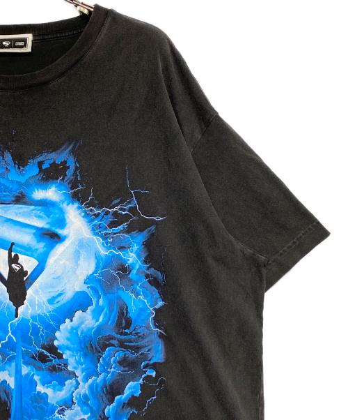 KITH（キス）KITH (キス) superman (スーパーマン) Lightning Vintage Tee ブラック サイズ:XLの古着・服飾アイテム