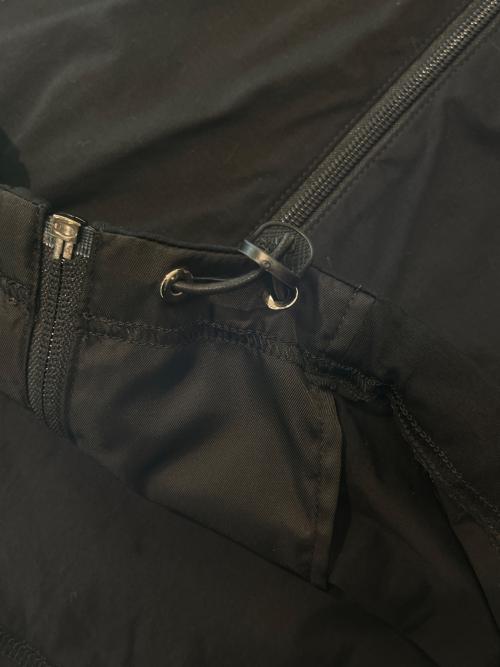 PRADA（プラダ）PRADA (プラダ) トライアングルロゴ ジップパーカー ブラック サイズ:Mの古着・服飾アイテム