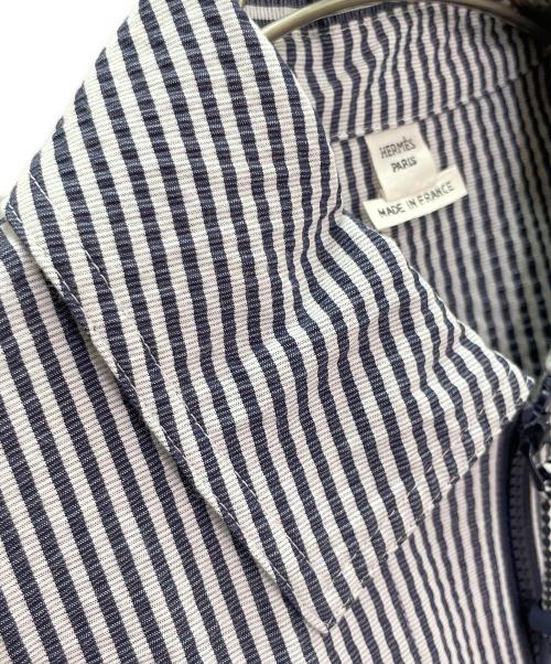 HERMES（エルメス）HERMES (エルメス) シアサッカー ジップブルゾン ネイビー×ホワイト サイズ:34 未使用品の古着・服飾アイテム
