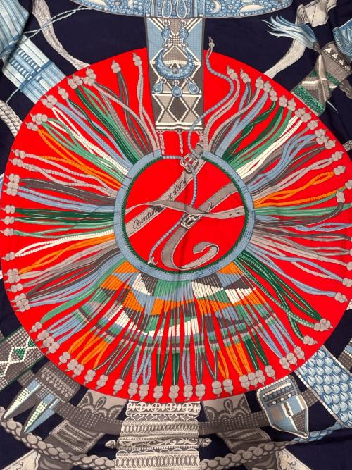 HERMES（エルメス）HERMES (エルメス) カレジェアン 《Ceintures et Liens ベルトと紐 》 レッド×ネイビー サイズ:140×140の古着・服飾アイテム