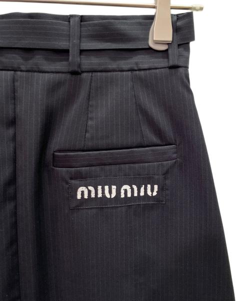 MIU MIU（ミュウミュウ）MIU MIU (ミュウミュウ) ロゴデザイン ベルト付きスカート ネイビー サイズ:38の古着・服飾アイテム