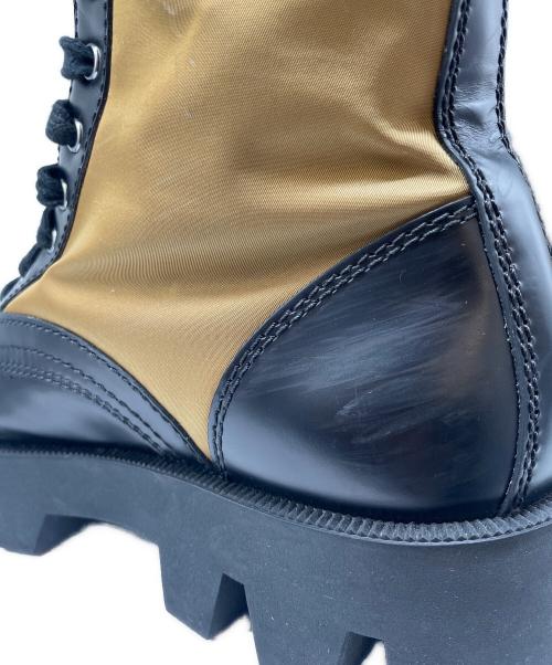 PRADA（プラダ）PRADA (プラダ) ロゴプレート レースアップ ブーツ ブラック×ベージュ サイズ:9の古着・服飾アイテム