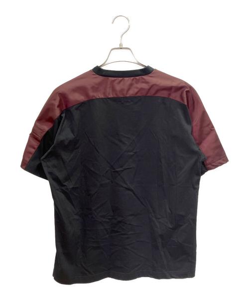 PRADA（プラダ）PRADA (プラダ) 三角ロゴプレート 半袖カットソー ブラック×ボルドー サイズ:Ｍの古着・服飾アイテム