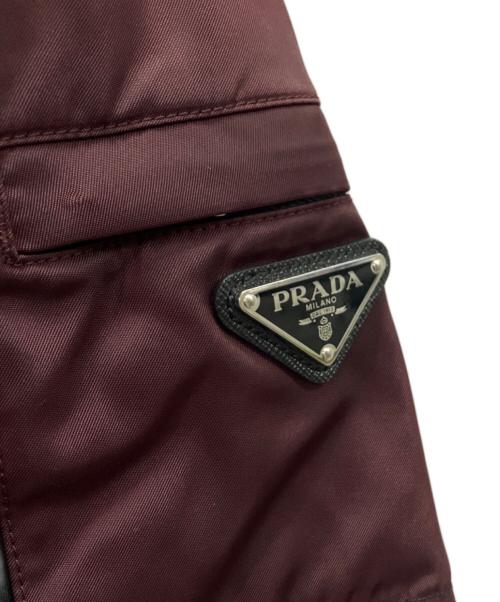 PRADA（プラダ）PRADA (プラダ) 三角ロゴプレート 半袖カットソー ブラック×ボルドー サイズ:Ｍの古着・服飾アイテム