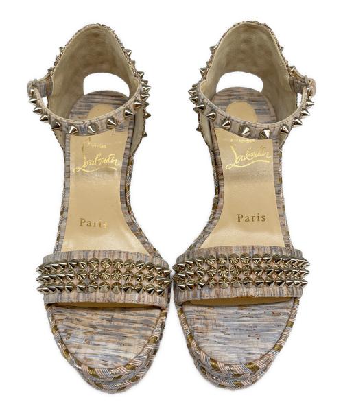 Christian Louboutin（クリスチャン・ルブタン）Christian Louboutin (クリスチャン・ルブタン) スタッズ ヒールパンプス ベージュ サイズ:35の古着・服飾アイテム