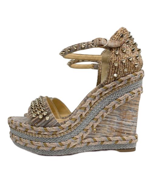 Christian Louboutin（クリスチャン・ルブタン）Christian Louboutin (クリスチャン・ルブタン) スタッズ ヒールパンプス ベージュ サイズ:35の古着・服飾アイテム