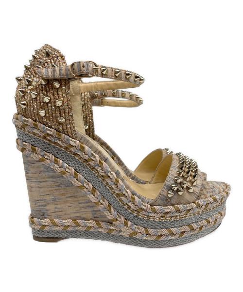 Christian Louboutin（クリスチャン・ルブタン）Christian Louboutin (クリスチャン・ルブタン) スタッズ ヒールパンプス ベージュ サイズ:35の古着・服飾アイテム