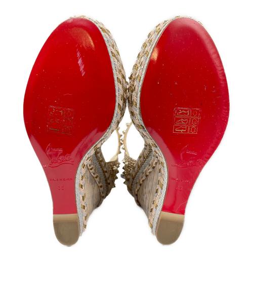 Christian Louboutin（クリスチャン・ルブタン）Christian Louboutin (クリスチャン・ルブタン) スタッズ ヒールパンプス ベージュ サイズ:35の古着・服飾アイテム