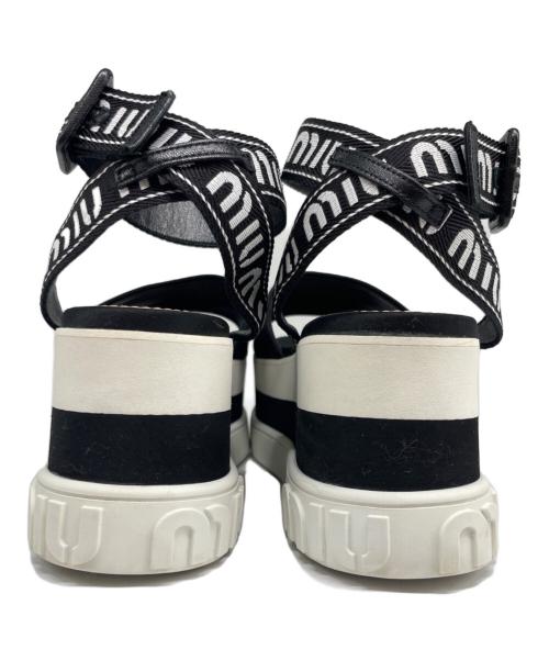 MIU MIU（ミュウミュウ）MIU MIU (ミュウミュウ) 厚底アンクルロゴストラップパンプス ブラック×ホワイト サイズ:35 1/2の古着・服飾アイテム