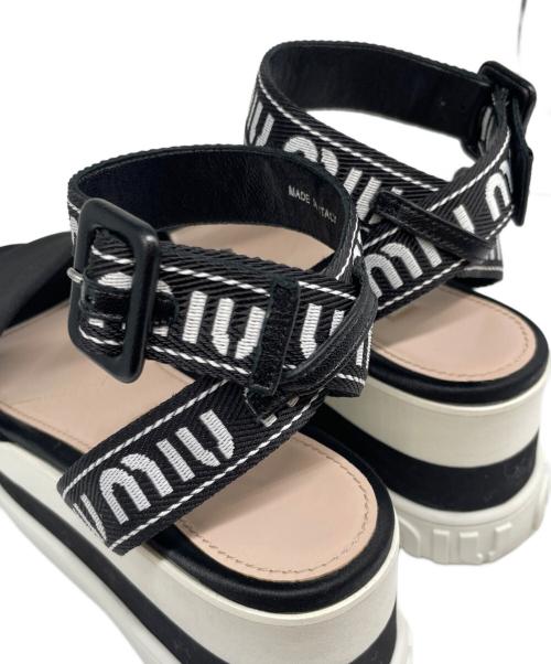 MIU MIU（ミュウミュウ）MIU MIU (ミュウミュウ) 厚底アンクルロゴストラップパンプス ブラック×ホワイト サイズ:35 1/2の古着・服飾アイテム
