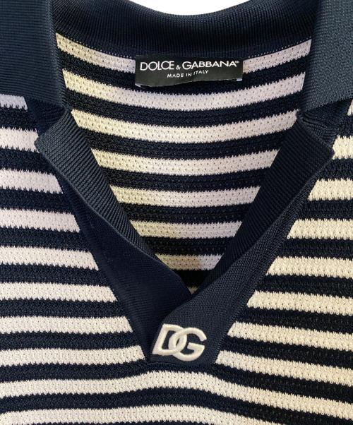 DOLCE & GABBANA（ドルチェ＆ガッバーナ）DOLCE & GABBANA (ドルチェ＆ガッバーナ) DG ロゴ刺繍ストライプ V ネック ポロ ネイビー×ホワイト サイズ:46の古着・服飾アイテム