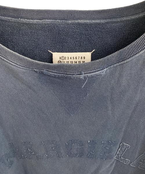 Maison Margiela（メゾンマルジェラ）Maison Margiela (メゾンマルジェラ) オーバーサイズ オーバーダイ ロゴ スウェット ブルー サイズ:Lの古着・服飾アイテム