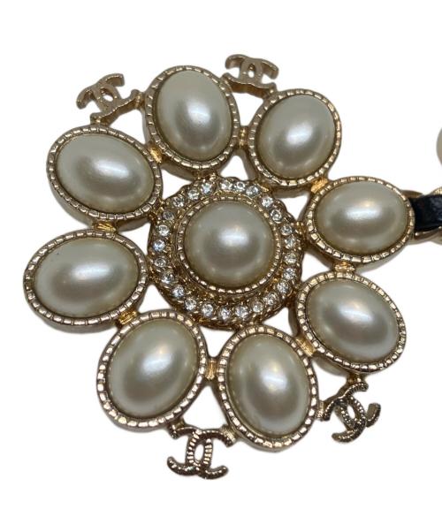 CHANLE（シャネル）CHANLE (シャネル) パール付ロゴブローチ ゴールド×ホワイトの古着・服飾アイテム