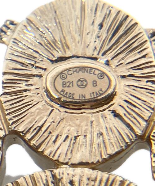 CHANLE（シャネル）CHANLE (シャネル) パール付ロゴブローチ ゴールド×ホワイトの古着・服飾アイテム