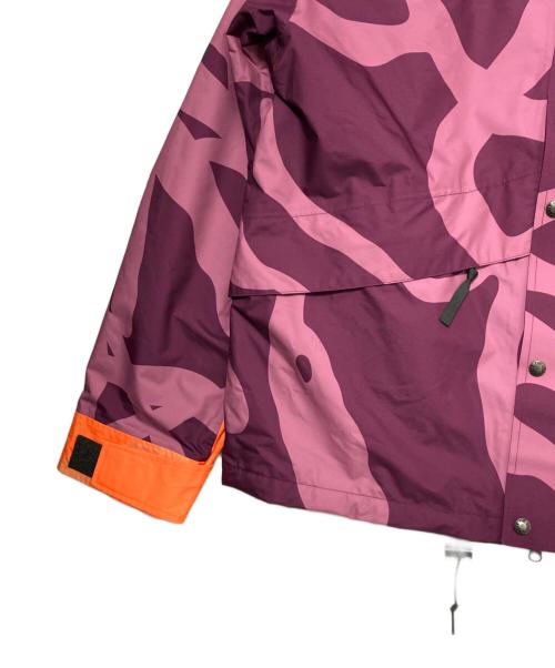 THE NORTH FACE（ザ ノース フェイス）THE NORTH FACE (ザ ノース フェイス) KAWS (カウズ) 1986 Mountain Jacket パープル×レッド サイズ:L 未使用品の古着・服飾アイテム