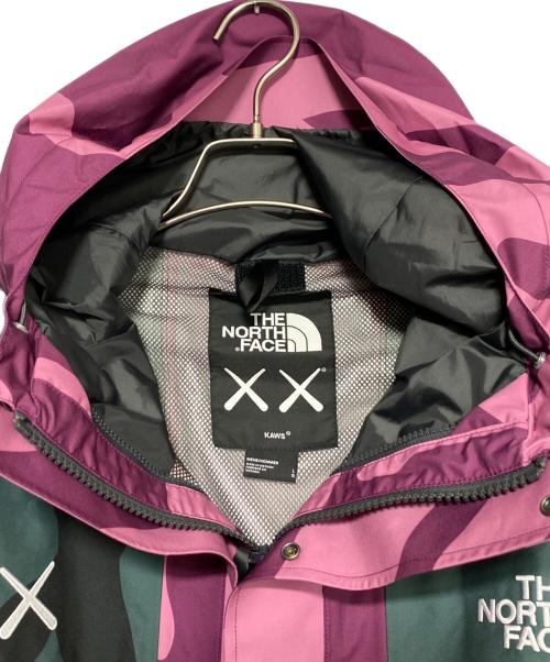 THE NORTH FACE（ザ ノース フェイス）THE NORTH FACE (ザ ノース フェイス) KAWS (カウズ) 1986 Mountain Jacket パープル×レッド サイズ:L 未使用品の古着・服飾アイテム