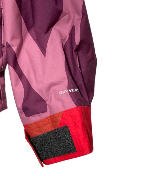 THE NORTH FACE（ザ ノース フェイス）THE NORTH FACE (ザ ノース フェイス) KAWS (カウズ) 1986 Mountain Jacket パープル×レッド サイズ:L 未使用品の古着・服飾アイテム