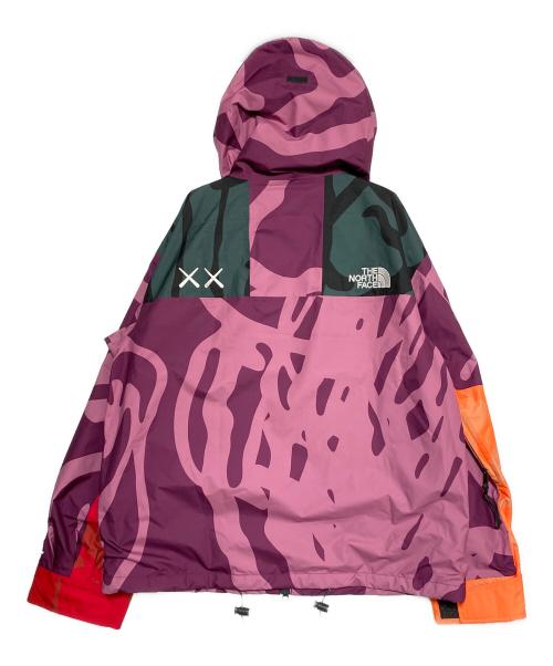 THE NORTH FACE（ザ ノース フェイス）THE NORTH FACE (ザ ノース フェイス) KAWS (カウズ) 1986 Mountain Jacket パープル×レッド サイズ:L 未使用品の古着・服飾アイテム