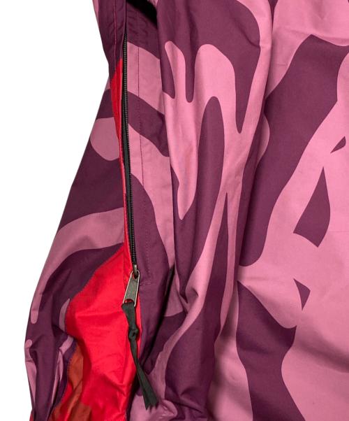 THE NORTH FACE（ザ ノース フェイス）THE NORTH FACE (ザ ノース フェイス) KAWS (カウズ) 1986 Mountain Jacket パープル×レッド サイズ:L 未使用品の古着・服飾アイテム