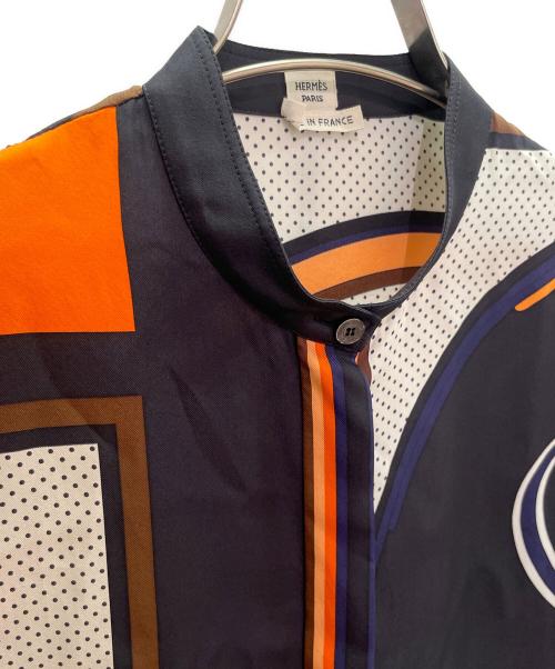 HERMES（エルメス）HERMES (エルメス) All-Over Print Silk Stand-Collar Shirt 総柄シルク スタンドカラーシャツ ブラック×オレンジ サイズ:34の古着・服飾アイテム