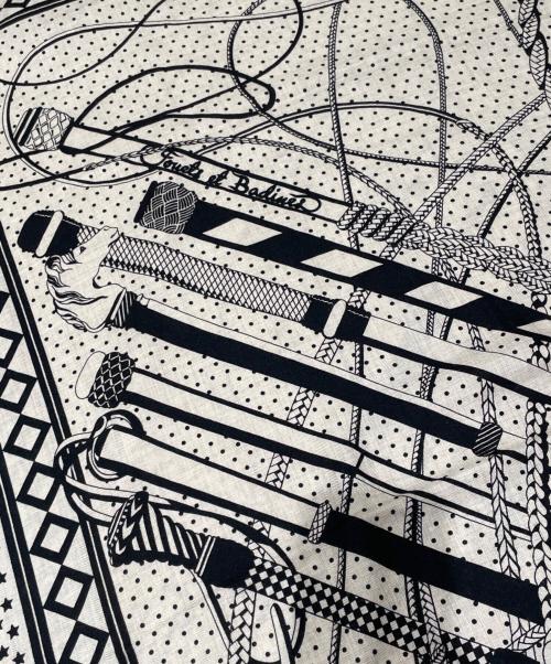 HERMES（エルメス）HERMES (エルメス) 大判ストール/カレジェアン140/鞭とグリップ ライトグレー×ブラックの古着・服飾アイテム