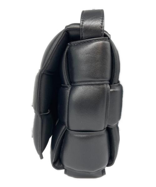 BOTTEGA VENETA（ボッテガベネタ）BOTTEGA VENETA (ボッテガベネタ) Padded Cassette Shoulder Bag Nero/パデット カセット ショルダーバッグ  ブラックの古着・服飾アイテム
