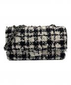 CHANELシャネル）の古着「Wフラップ マトラッセ ツイードショルダーバッグ」｜ホワイト×ブラック