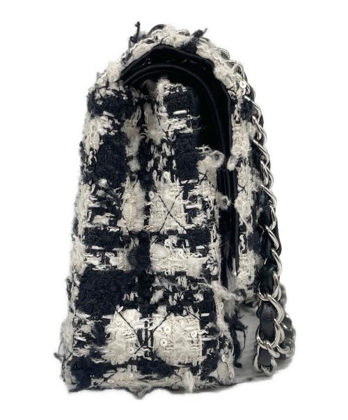 CHANEL（シャネル）CHANEL (シャネル) Wフラップ マトラッセ ツイードショルダーバッグ ホワイト×ブラック サイズ:25の古着・服飾アイテム