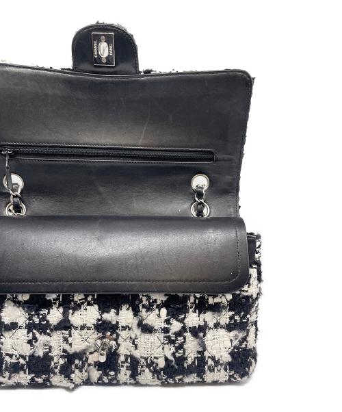 CHANEL（シャネル）CHANEL (シャネル) Wフラップ マトラッセ ツイードショルダーバッグ ホワイト×ブラック サイズ:25の古着・服飾アイテム