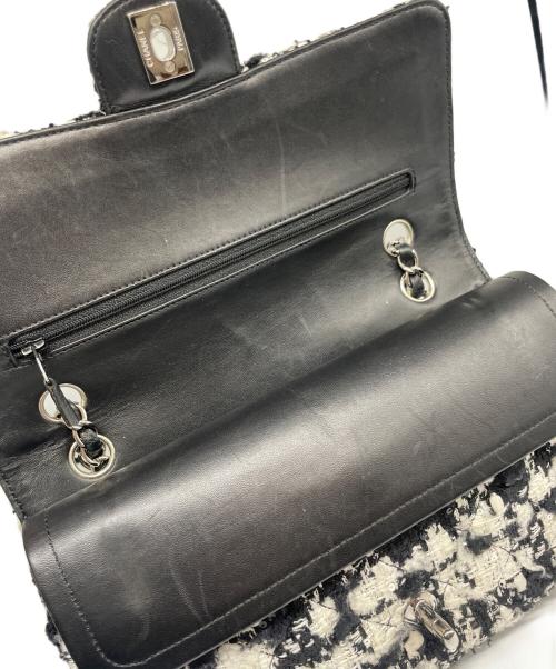 CHANEL（シャネル）CHANEL (シャネル) Wフラップ マトラッセ ツイードショルダーバッグ ホワイト×ブラック サイズ:25の古着・服飾アイテム