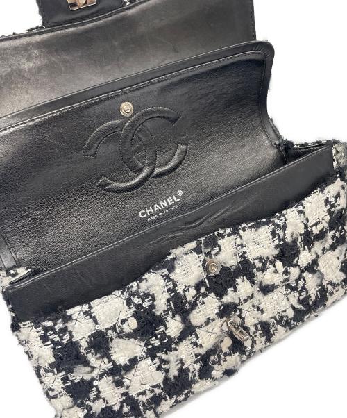 CHANEL（シャネル）CHANEL (シャネル) Wフラップ マトラッセ ツイードショルダーバッグ ホワイト×ブラック サイズ:25の古着・服飾アイテム